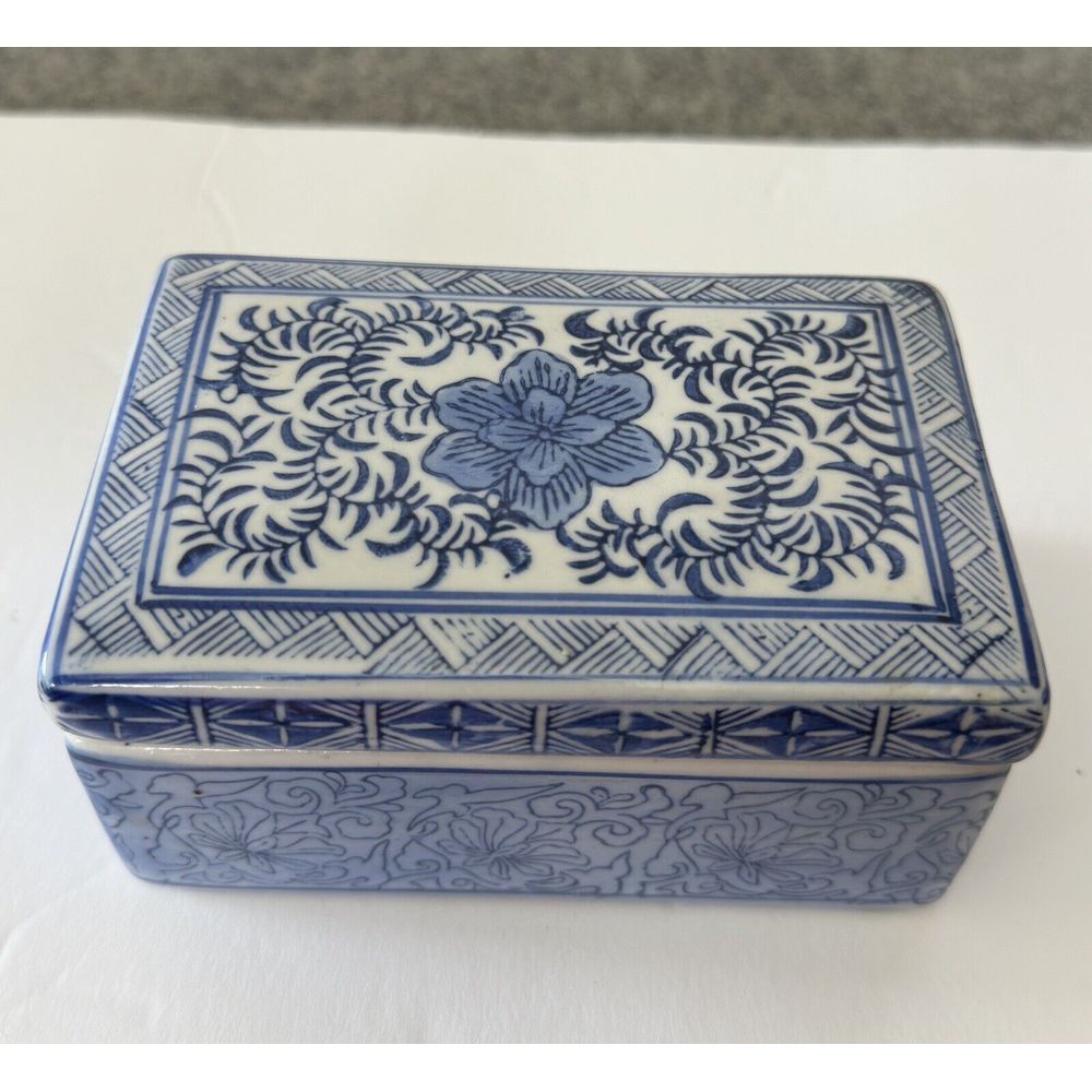 Vintage Chinese Blue and White Lidded Porcelain Box w/ Stamp Mark‎